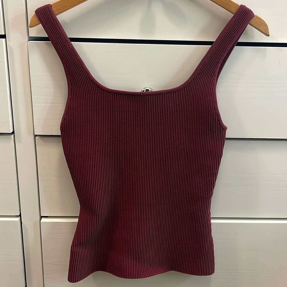 Aritzia babaton top maroon size medium. Worn once tank top ribbed